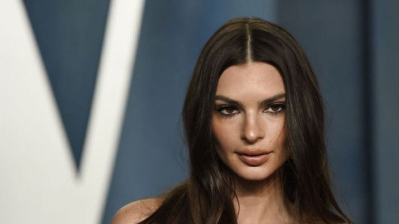 Emily Ratajkowski’den nefes kesen pozlar! Derin dekolteli pozları ile dünyanın en seksi kadınlarından olan Emily herkesi büyüledi!
