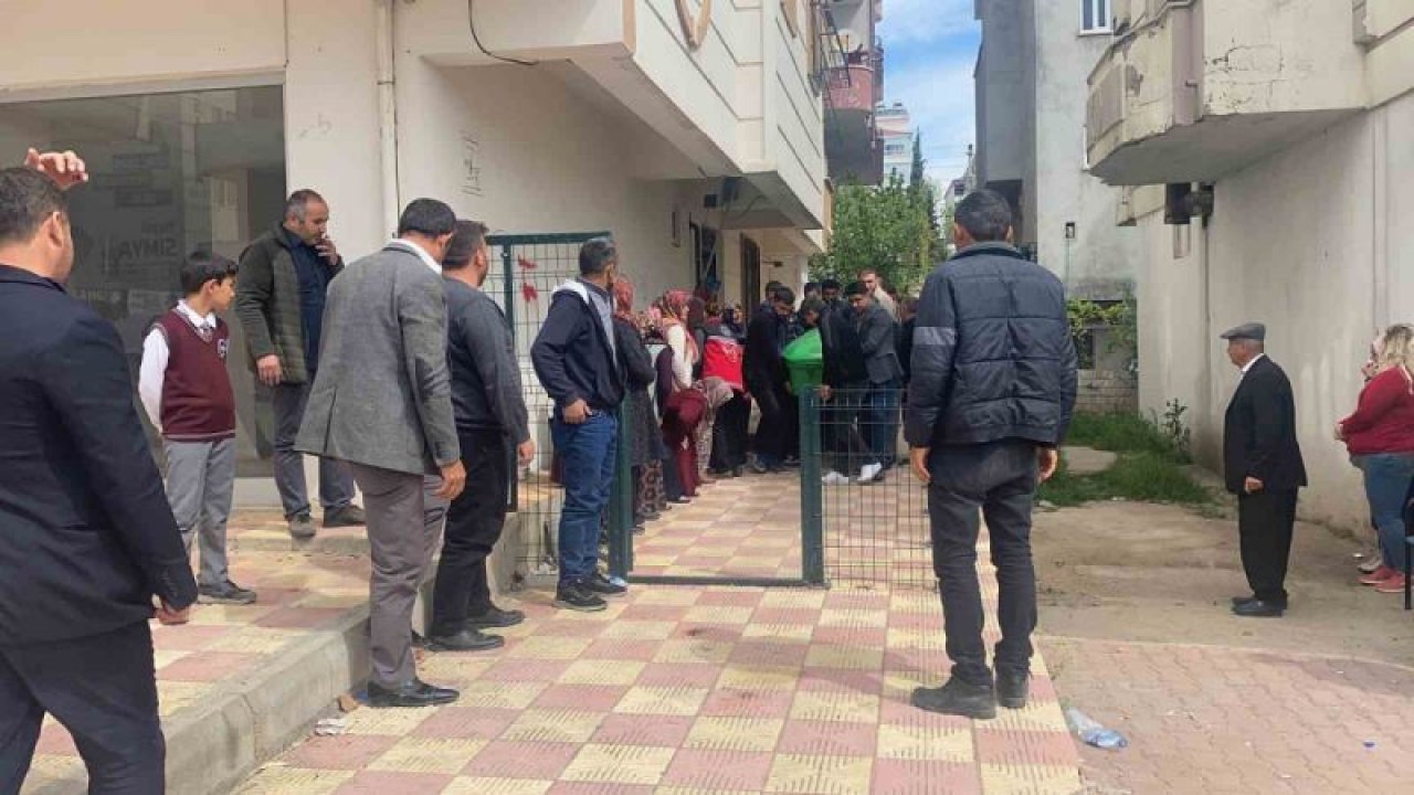 Depremde eşini ve iki çocuğunu kaybeden öğretmen FERİT DAYAN silahla 12 Yaşındaki kızını vurduktan sonra intihar etti