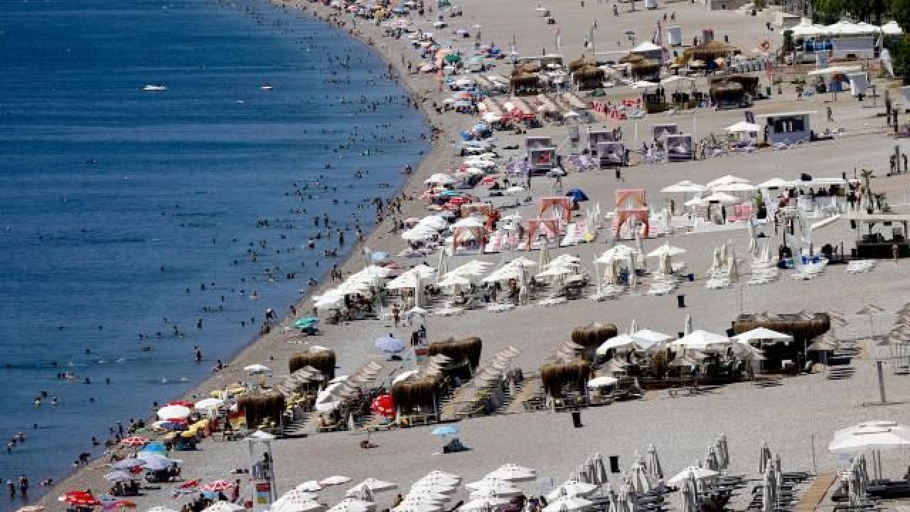 Antalya’ya yaz geldi ünlüler akın etti! Şebnem Schaefer bikinili pozları ile herkesi büyüledi!