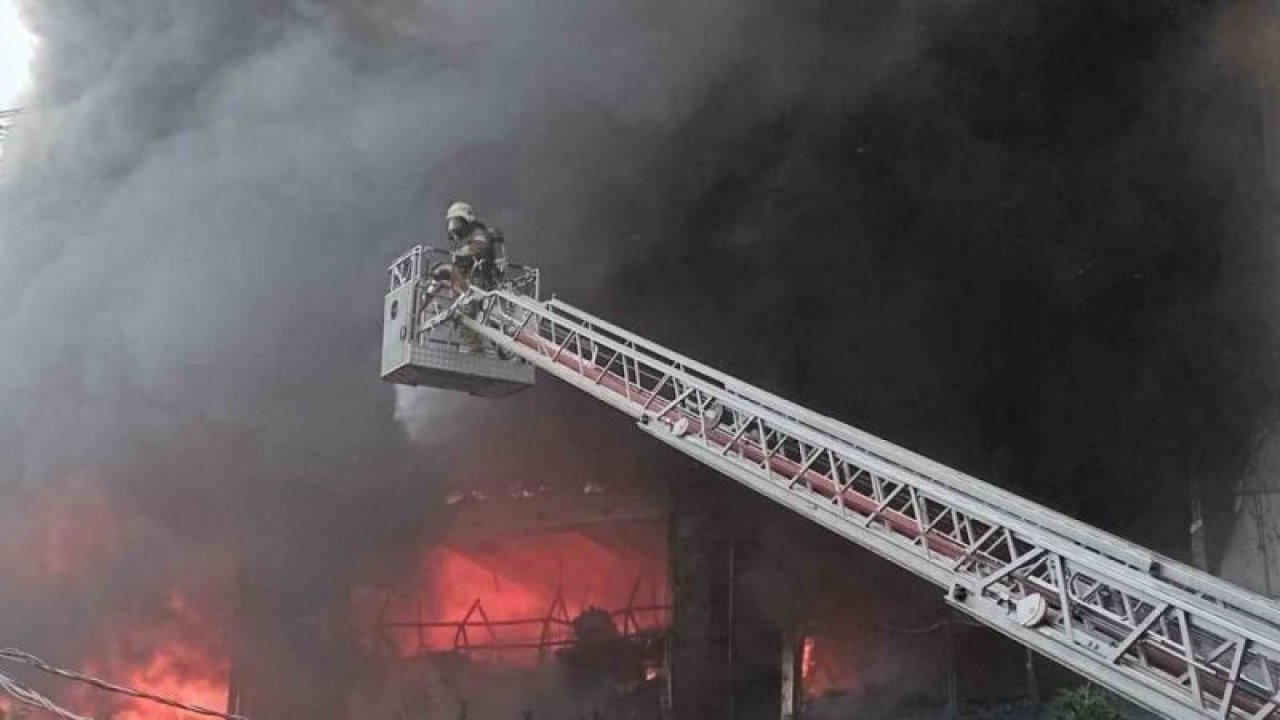 Akit Medya grubunun içerisinde bulunduğu 11 katlı binadaki yangın devam ediyor...  Yangının büyüklüğü dron ile çekilen görüntülerde gözler önüne serildi.