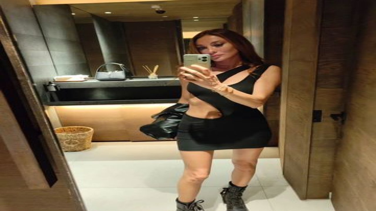 Survivor’un en güzel şampiyonu Merve Oflaz yine kendine hayran bıraktırdı! Fit vücuduyla dikkat çeken güzelin bel dekolteli kıyafeti sosyal medyayı salladı