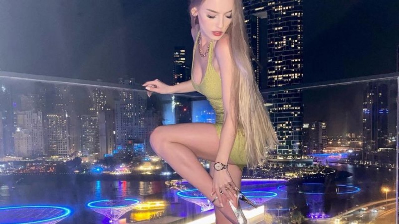 Matematik öğretmeni derin yırtmacında ölçüyü kaçırdı! Rüzgar vurunca yırtmacın ucunu takip edenler...