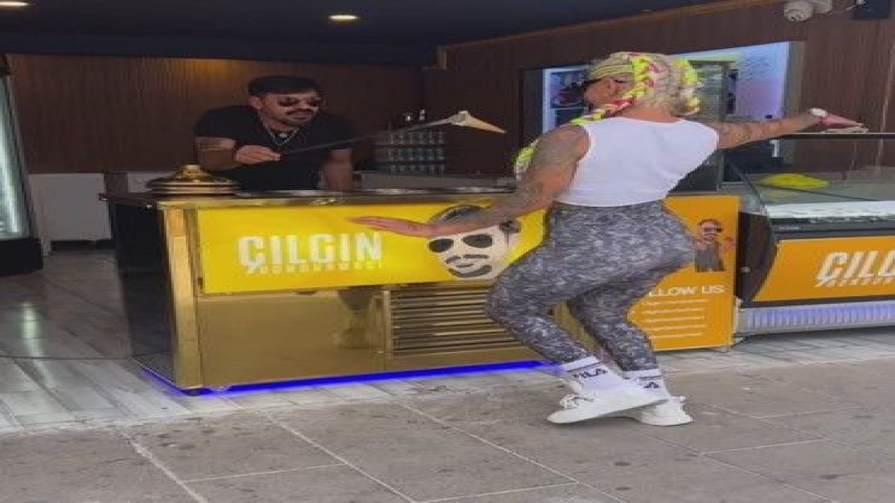 Çılgın Dondurmacı ile dans eden taytlı kadın adeta kendinden geçti! Afrikalı kadının seksi dansı sosyal medyayı salladı