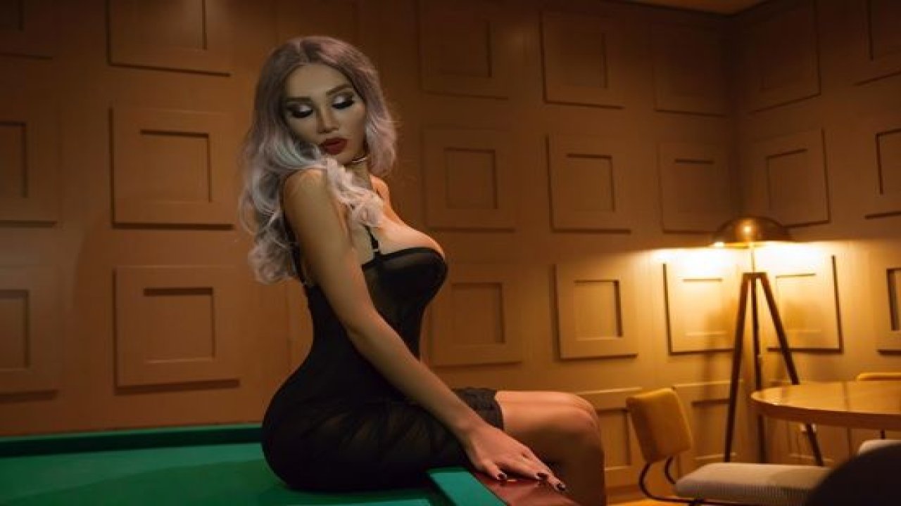 Genç İş Kadını Mika Slowana