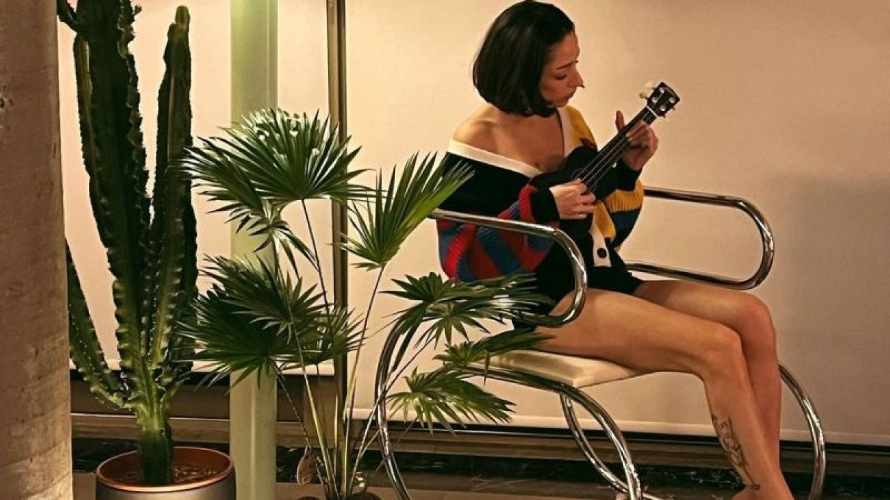 Zeynep Bastık iç çamaşırlı pozu ile önce sosyal medyayı, sonra Almanya’yı titretti! Ünlü ünsüz herkes ayağa kalktı!