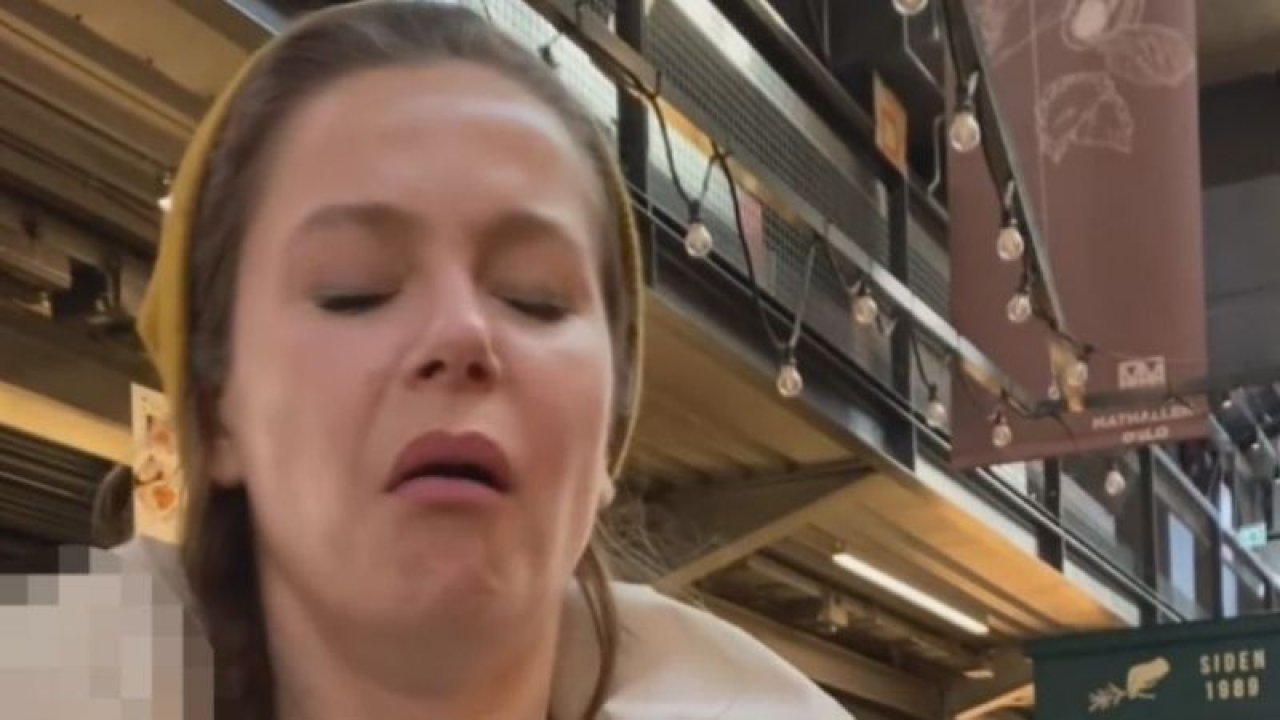 Arkadaşı ısrar etti eşi de çekti! Yüzü şekilden şekle girdi! Burcu Biricikten bol kahkahalı paylaşım…