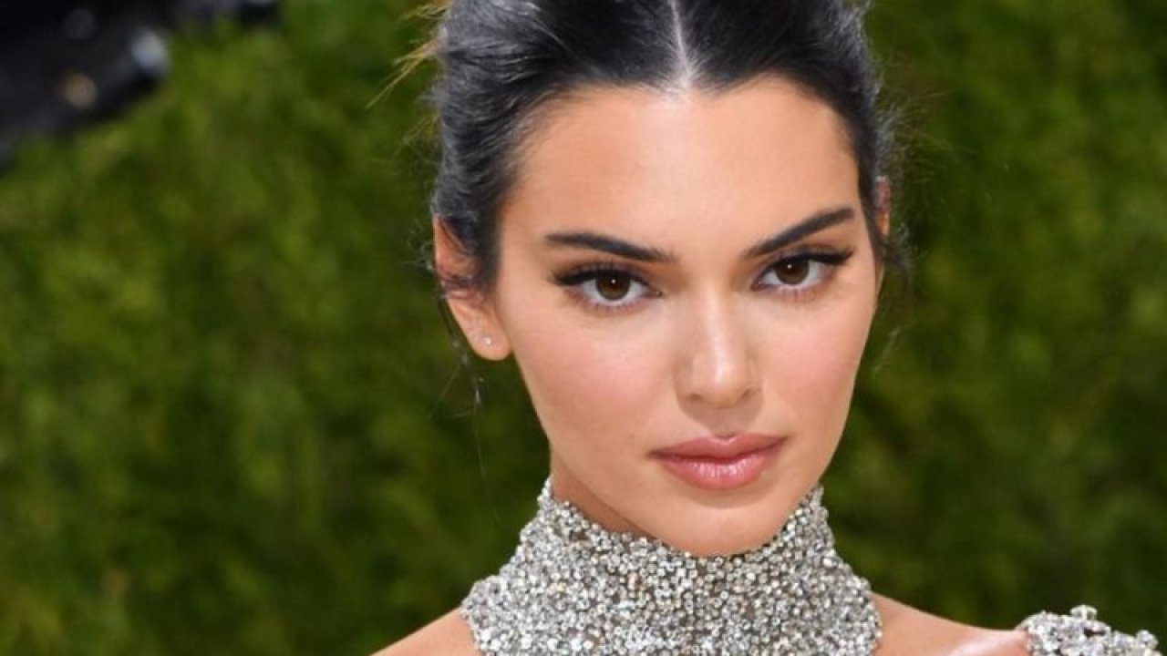 Kendall Jenner parti kombini ile büyüledi! Şeffaf elbise üzerine tanga giymesi olay oldu! “Sanki kıyafette birşeyler eksik…”