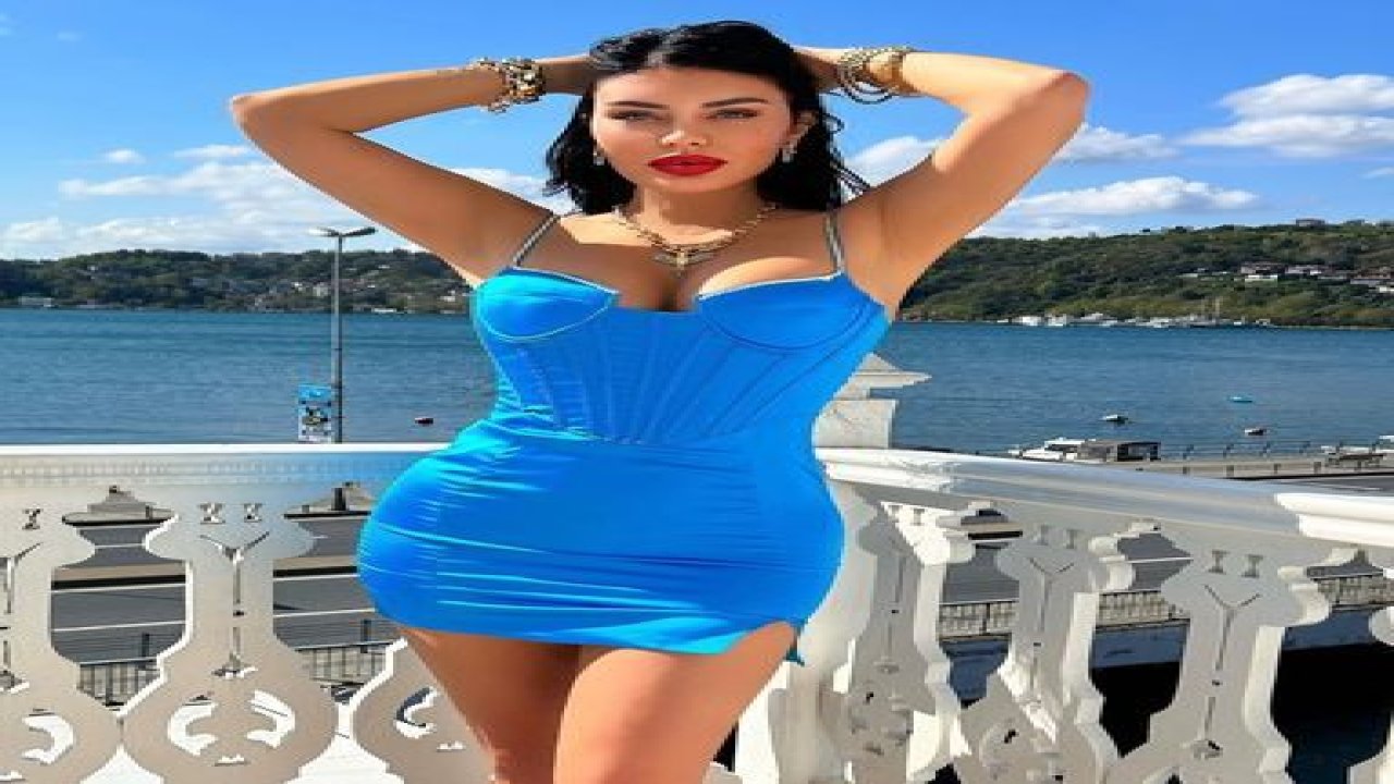 Ebru Polat mini elbisesiyle kıvrımlı vücudunu sergiledi! Yalıdan paylaştığı pozlarla takipçilerinin nefesini kesti