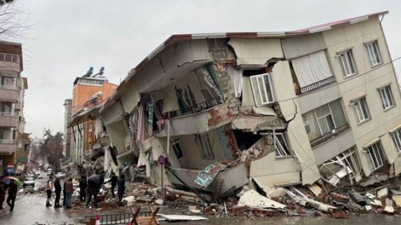 Deprem Bölgesinde OHAL Sona Eriyor! Bölgede Oy Kullanmak İsteyen Vatandaşlara AFAD Tarafından Akaryakıt Desteği