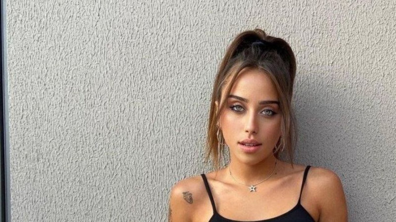 Zeynep Alkan cesur tarzı içinde büyüledi! Hırkasının önünü açık unutunca…