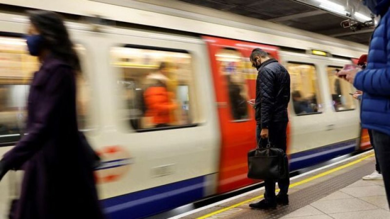 Londra Metrosunda Vagon Yangını Paniği! Clapham Common Metro İstasyonu’nda Yolcular Camları Kırdı!