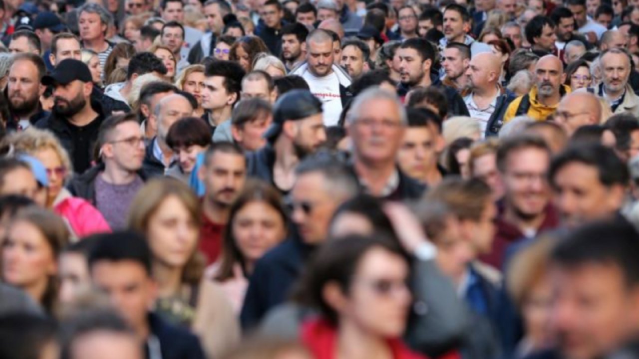 “Sırbistan şiddete karşı” sloganıyla 50 binden fazla kişi sokağa inerek, hükümeti protesto etti.