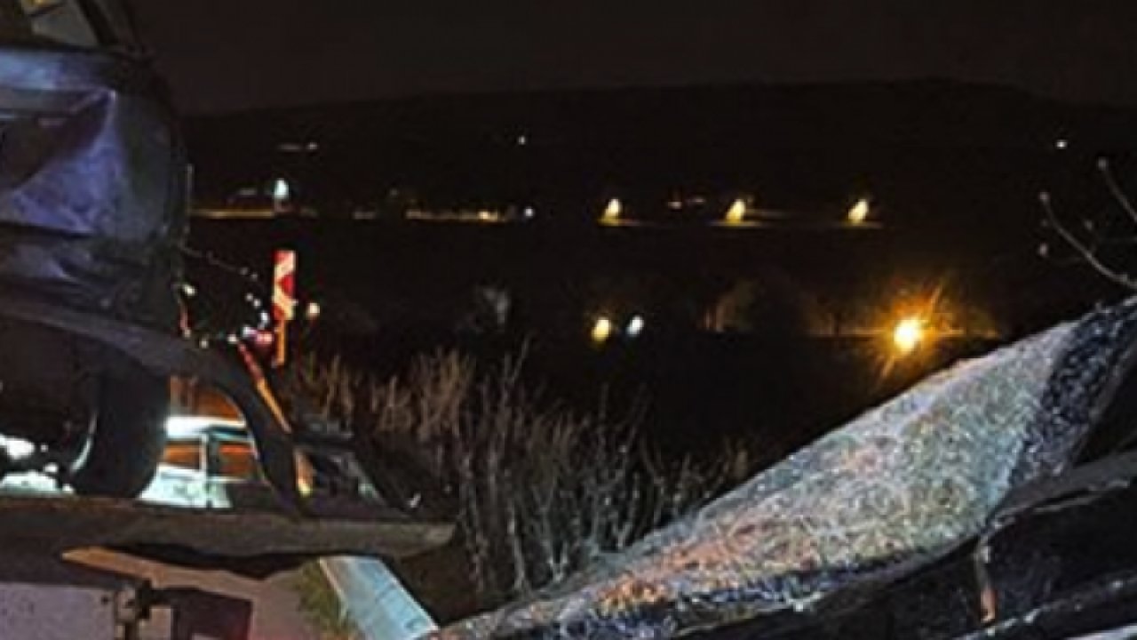 Şanlıurfa-Gaziantep kara yolunda FECİ Kaza! Nahit Dağdelen idaresindeki ARAÇ, Mahmut Keskin yönetimindeki 27 E 2016 plakalı otomobille çarpıştı. 2 kişi hayatını kaybetti