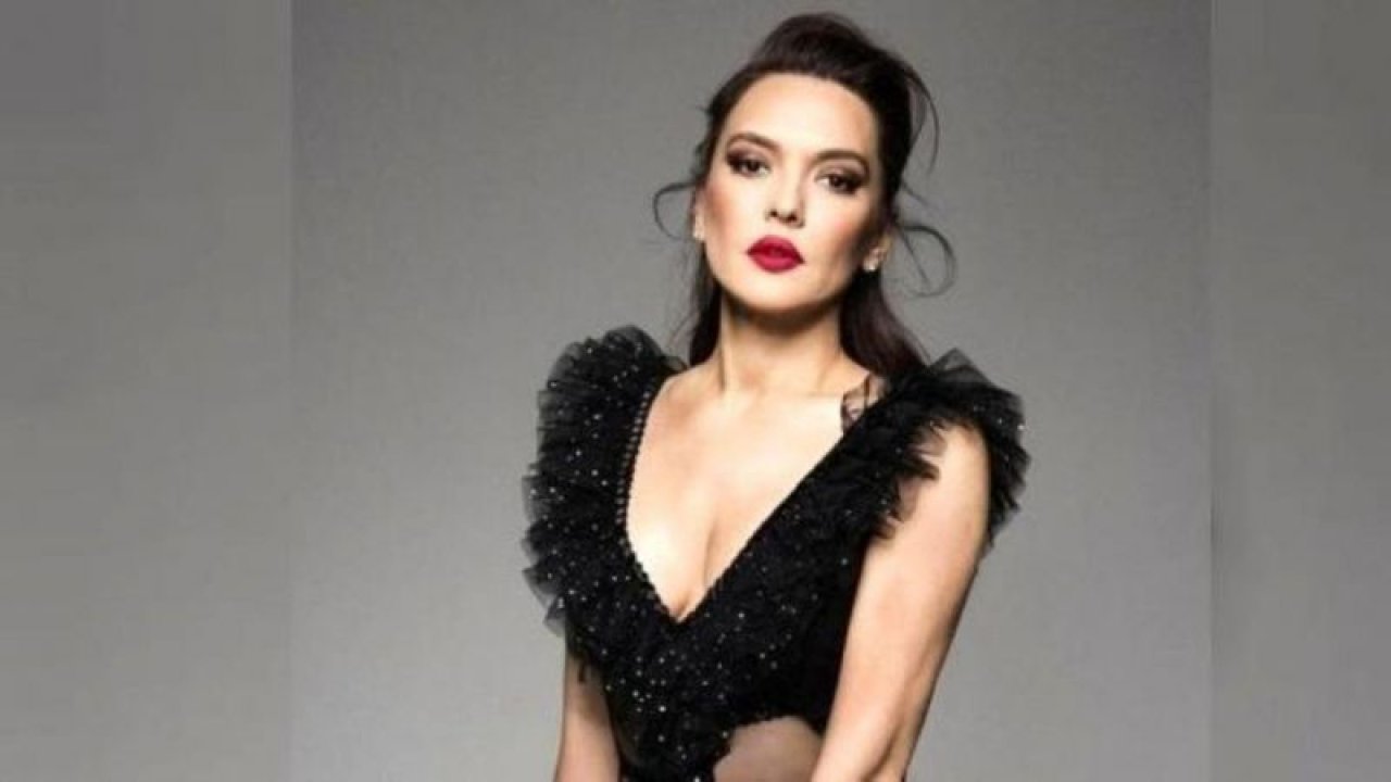 Demet Akalın mini transparan elbisesi içinde alev aldı! “Sahne senin, taç senin”