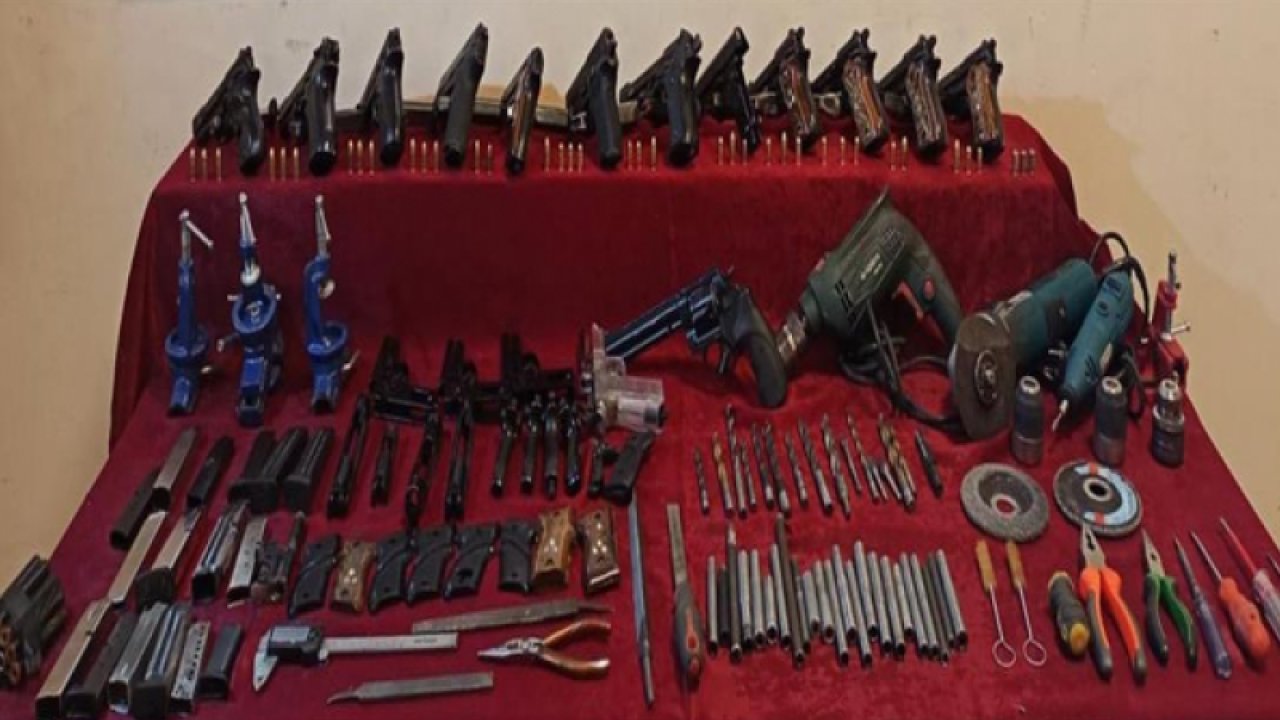 Gaziantep'te bir ikamete düzenlenen operasyonda çok sayıda silah ve muhtelif silah parçaları ele geçirildi