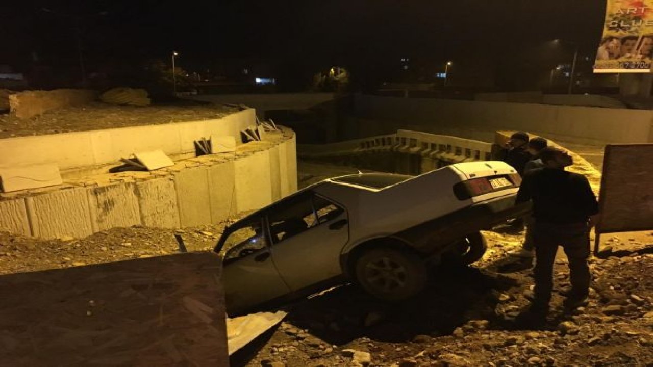 Otomobil köprüde asılı kaldı