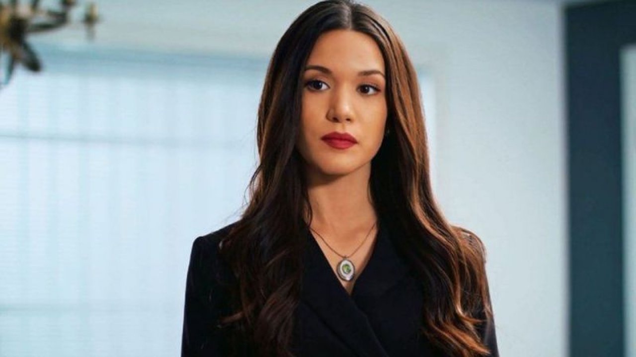 Hazal Subaşı’ndan cesur paylaşım! Arabanın arka koltuğunda dekolteli pozlarını peş peşe sıraladı