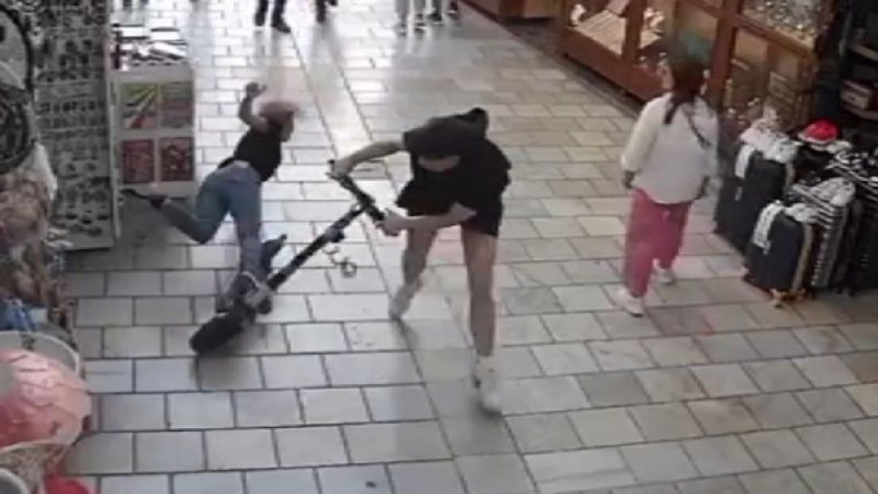 Kalabalığın arasında seyreden scooterlı genç, kadına çarptı