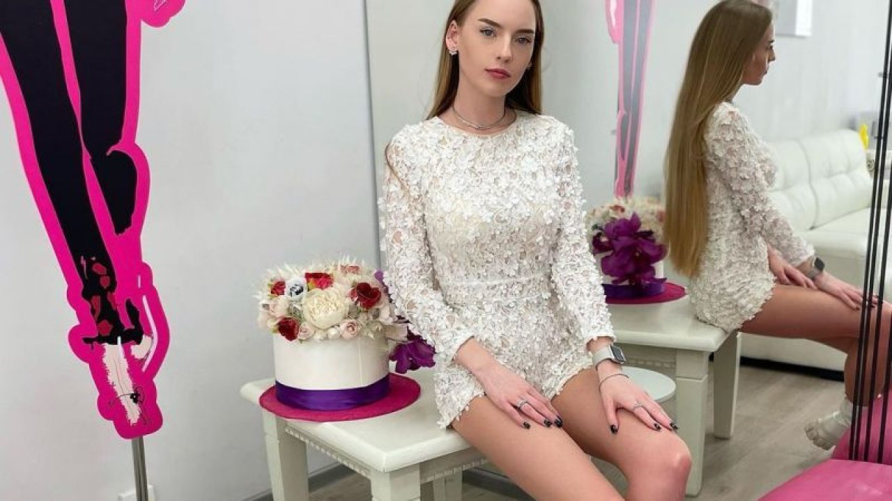 Belaruslu matematik öğretmeni havlulu duş pozunu paylaştı, ortalık yıkıldı! Fotoğraf çekmek için elini telefon alınca…