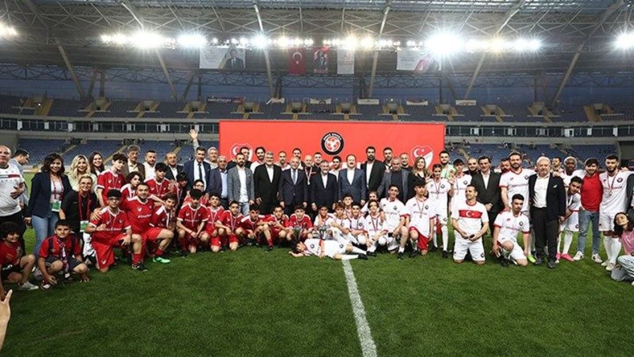 Depremzede Çocuklar İçin Sahaya Çıktılar! Futbolun Yıldızları 'Omuz Omuza'