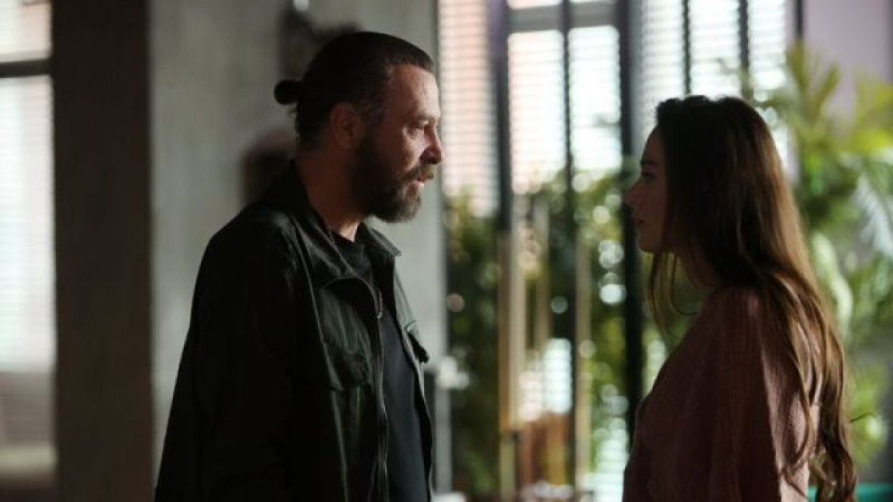 Aile Dizisinin Setinde Korkunç Patlama! Nejat İşler'in Sakalı, Canan Ergüder'in Saçı Yandı!