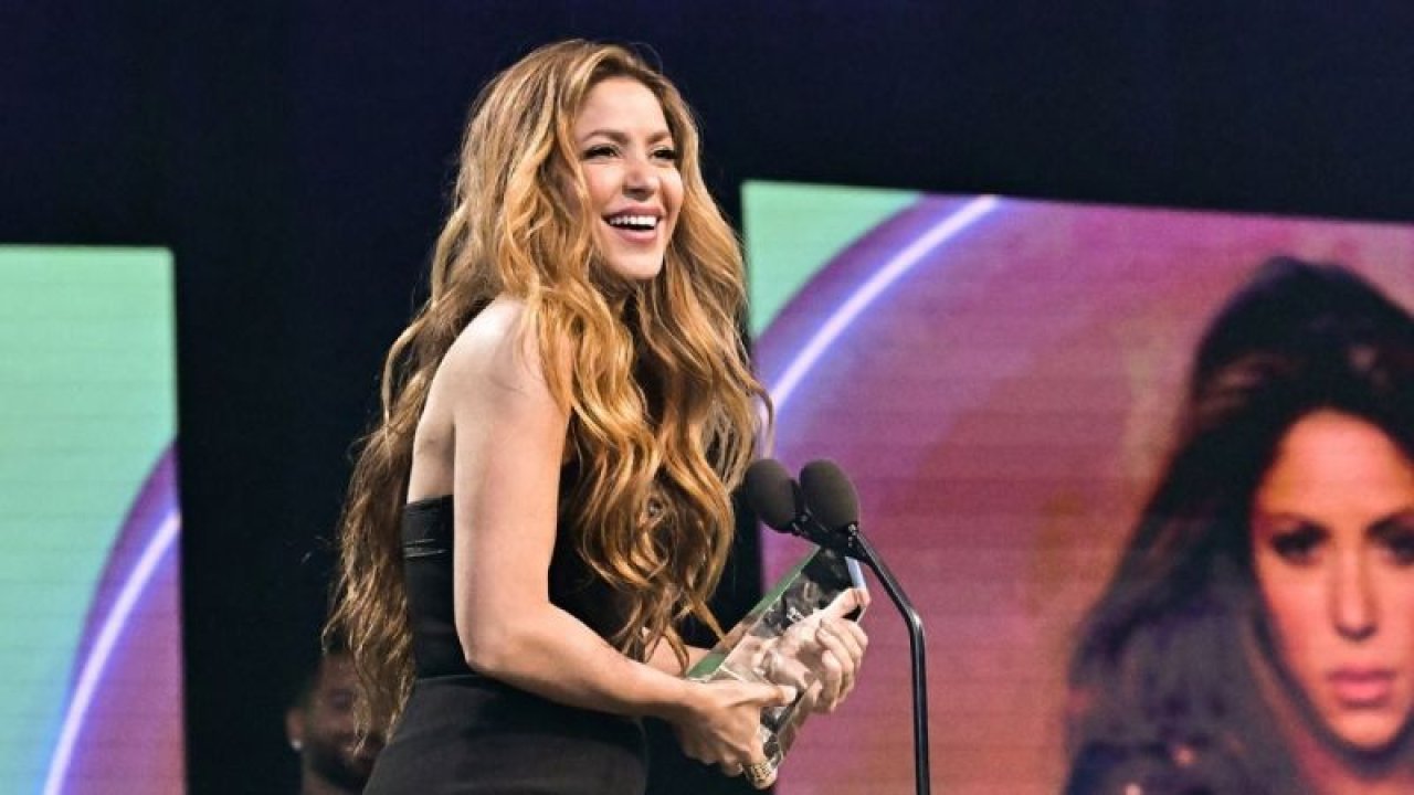 Shakira'dan büyük aşk oyunu! Pique ile aynı kulvarda yeni aşkı ile ilk tekne pozu!