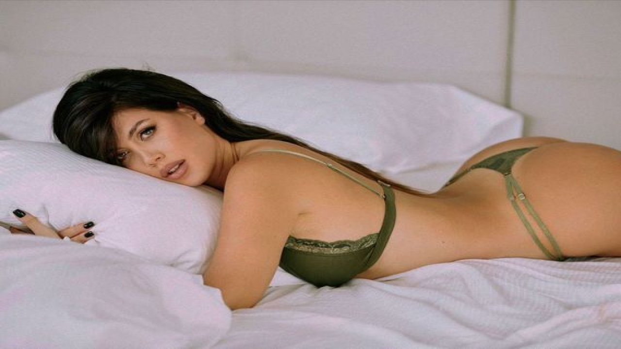 Wanda Nara dantelli iç çamaşırıyla yatakta poz verdi, hayranları çıldırdı! Tangalı pozuna yüz binlerce beğeni geldi