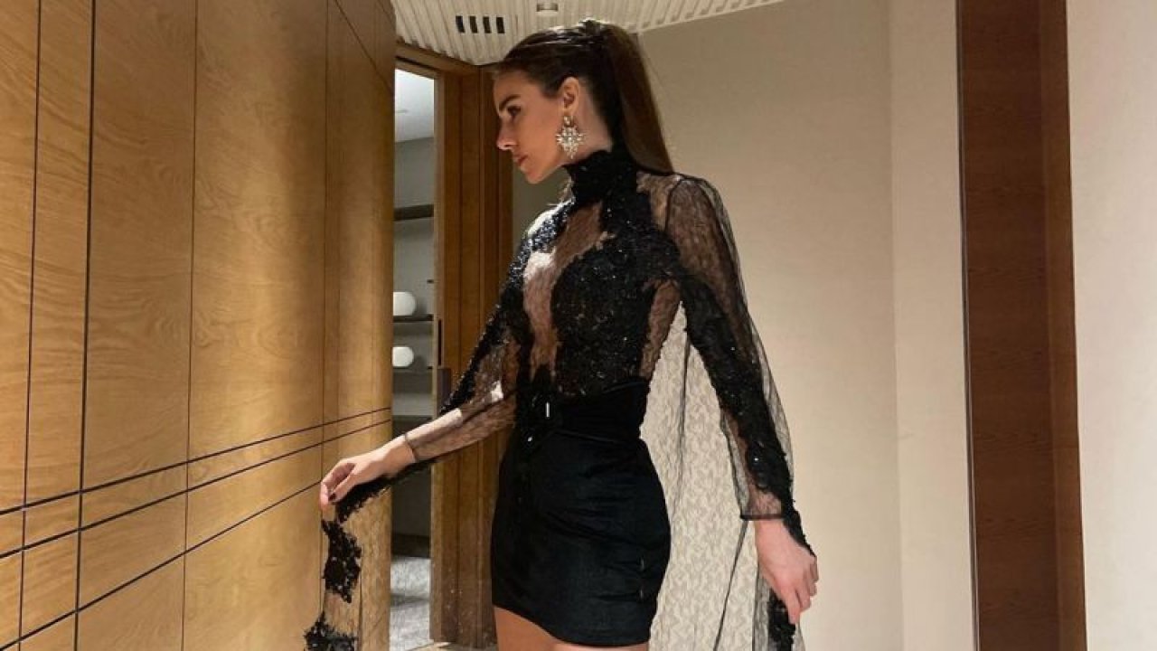 50'lik Defne Samyeli'nin Sahne Tarzı Nefes Kesti! Transparan Kıyafeti İle 20'likleri Cebinden Çıkardı!