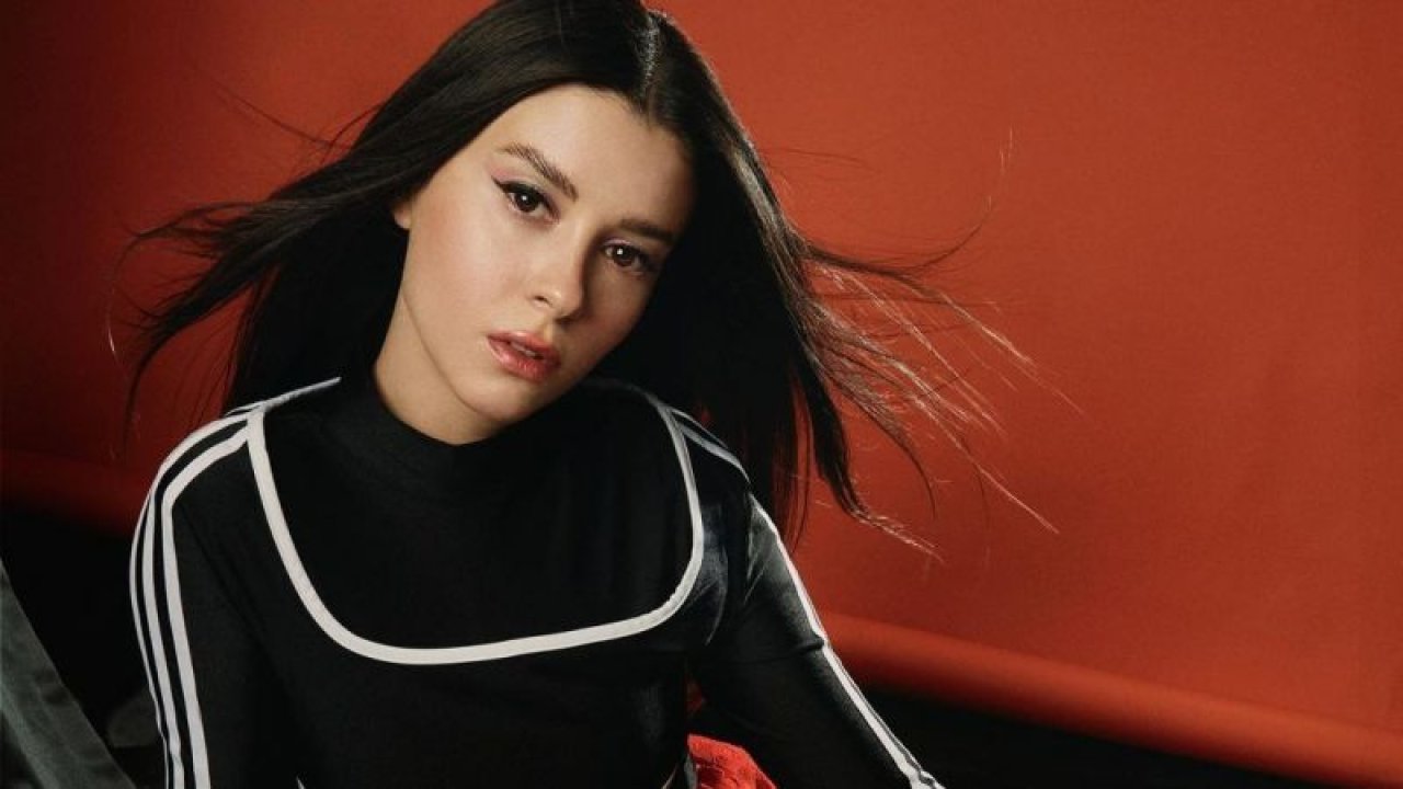 Yalı Çapkını dizisinin Pelin’i kız kıza eğlence gecesinden olay bir kare! Buçe Buse Kahraman sutyenle poz verince olanlar oldu! Diziden çık…