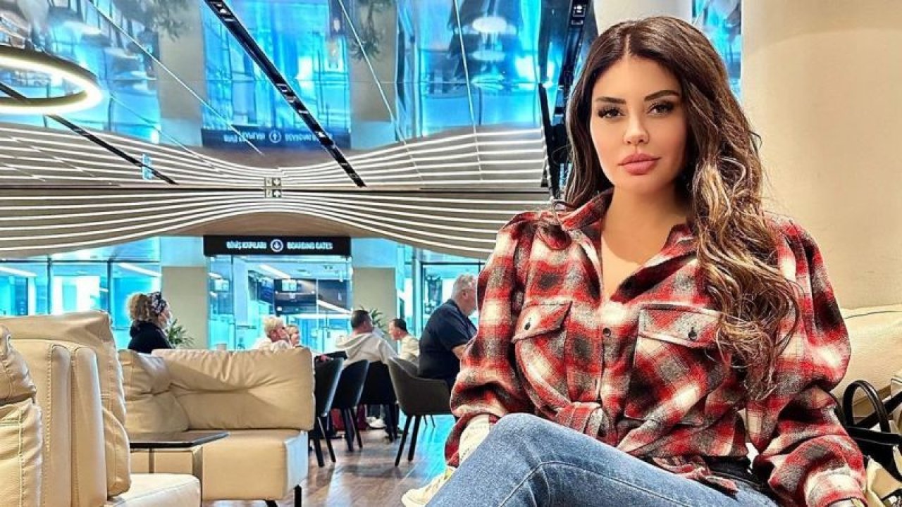 Ebru Polat İstanbul'u İnletti! Derin Göğüs Dekolteli Sahne Kıyafeti İle Nefes Kesti!
