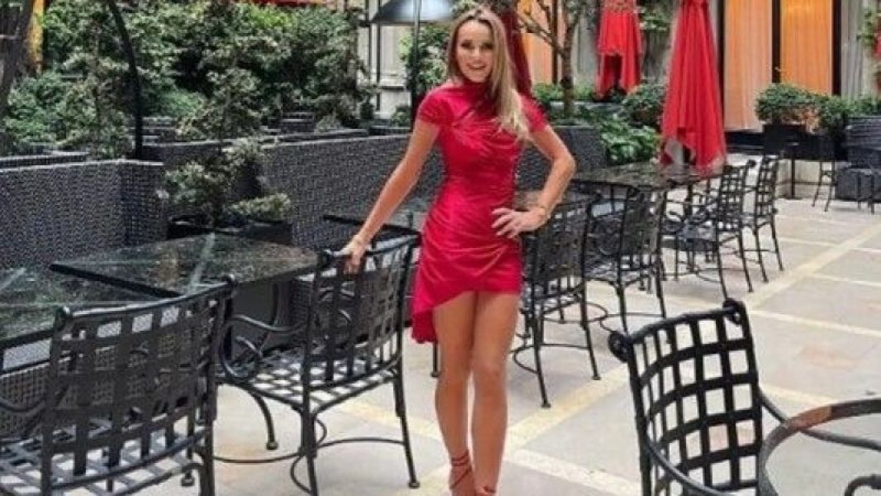 Frikikleri ile ünlü Amanda Holden'dan kırmızı mini elbiseli dekolte şov!