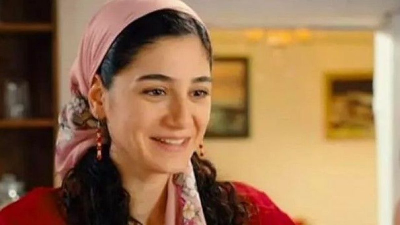 Akasya Durağının Zeno'su Sitare, ceketinin düğmelerini açık bıraktı! Ortalık alev aldı!