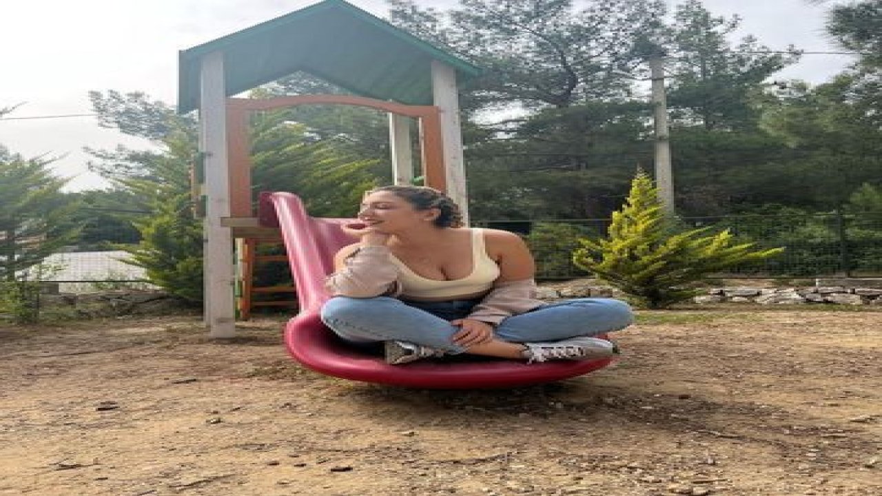 Mini etekli KPSS öğretmeni bu sefer derin dekoltesiyle büyüledi! Fidan Atalay’ın göğüs dekolteli pozları nefes kesti!