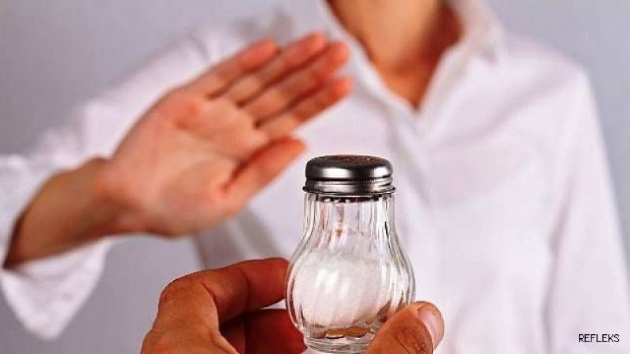 Başta Ağrı, Eller ve Ayaklarda Şişme! Çok Tuz Tükettiğinizi Gösteren Durumlar Nelerdir?