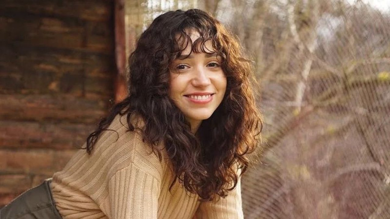 Zeynep Bastık mini kırmızı tulumu içinde alev alev! Ateşli göğüs ve bacak dekoltesi geceye damga vurdu!