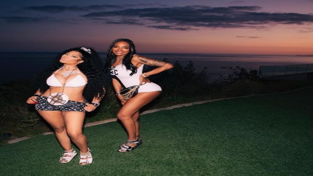 Nicki Minaj beyaz bikinili paylaşımlarıyla hayranlarını çıldırttı! Şortunu sıyırıp verdiği poza yüz binlerce beğeni geldi