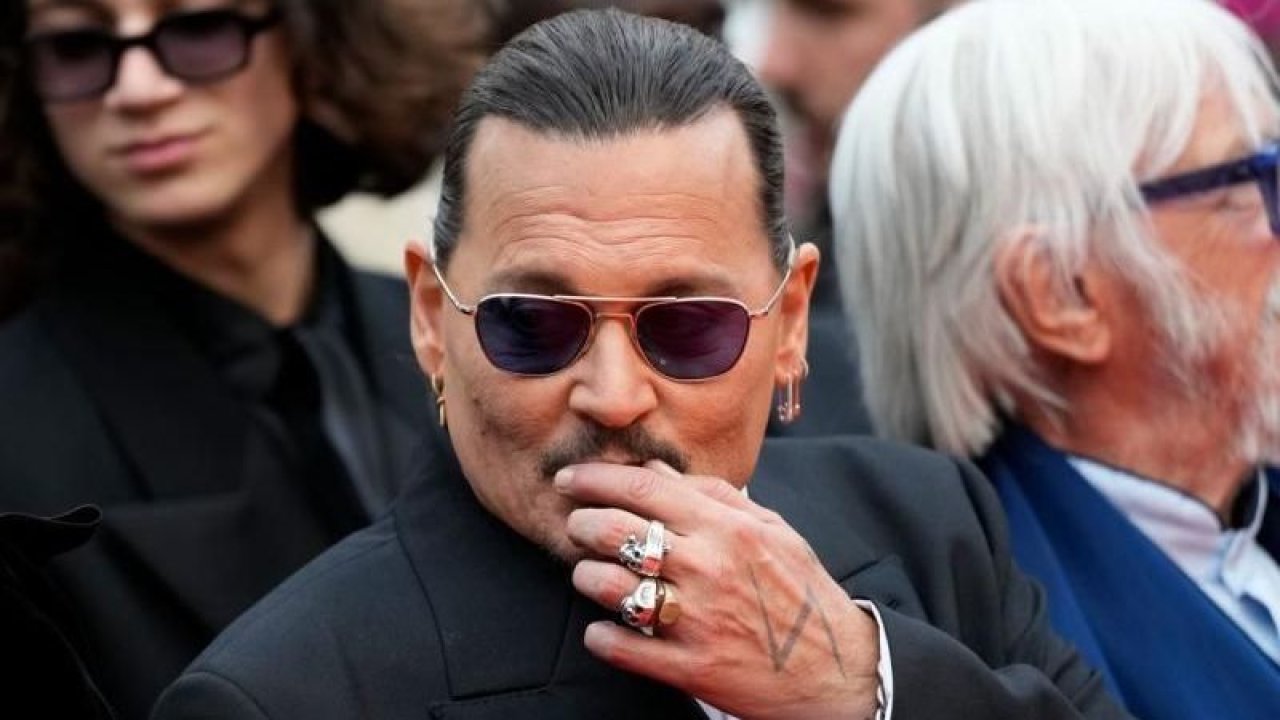 Cannes Film Festivalinde Johnny Depp rüzgarı esti! 15.Louis ile 7 dakika boyunca ayakta alkışlandı!