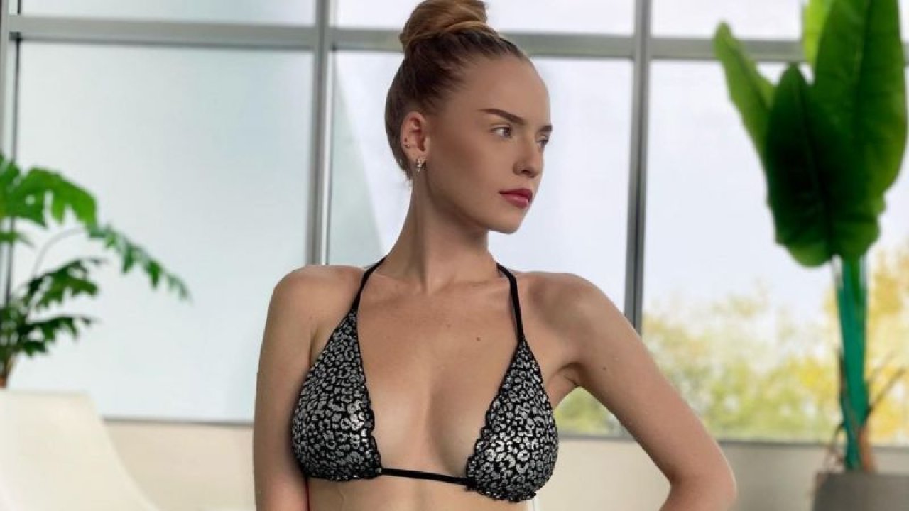 Belaruslu matematik öğretmeni kırmızı mini geceliği ile büyüledi! Oksana Neveselaya’nın kusursuz fiziğine özgü yağıyor!