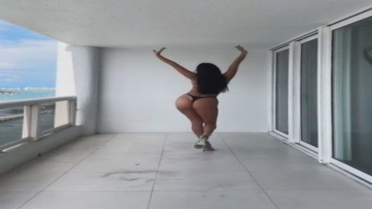 Hırvat model Ivana Knoll tanga giyip balkona çıktı! Arkasını dönüp yürüyünce sosyal medyayı alev alev yaktı!