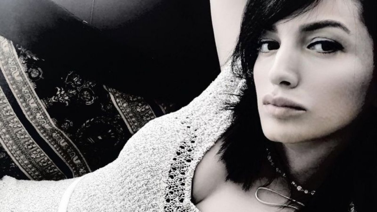 Aleyna Tilki’nin annesi Havva Öztel mini etekli pozunu paylaşınca takipçileri adeta mest oldu! “Heykel gibi kadın”