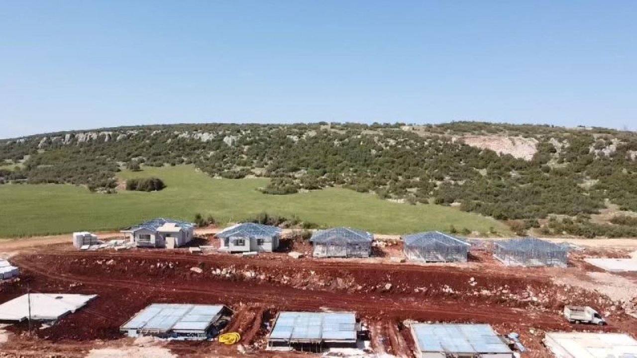 Gaziantep'te depremzedeler için Atalar Mahallesi'nde yapılan 246 köy evinin inşası sürüyor