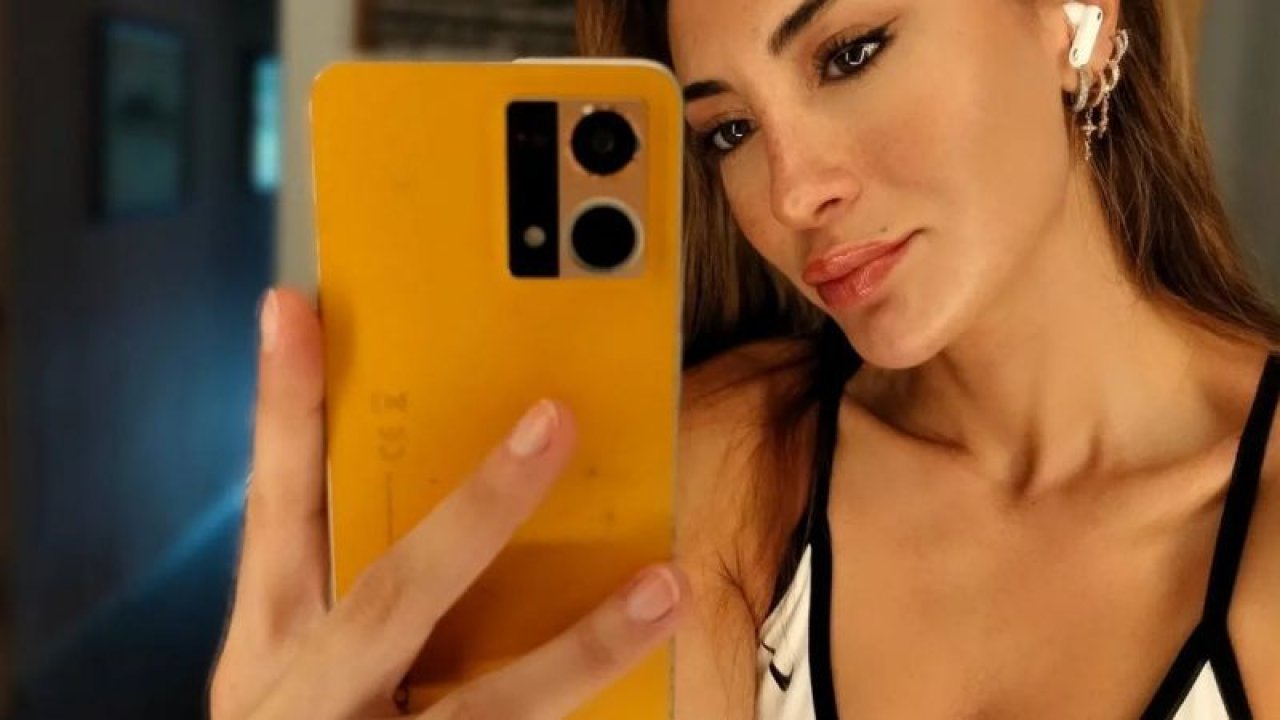 Survivor şampiyonu Merve Oflaz derin göğüs dekoltesi ile sosyal medyayı karıştırdı! Kamera göğsüne yaklaştığında sutyen giymediği fark edilince…