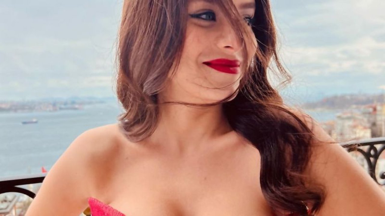 Ateş Kuşları dizisinin Gülayşe’si İlayda Alişan bir çizme bir mini elbise ile merdiven pozu verdi! Bacakları tamamen açıkta kalınca…