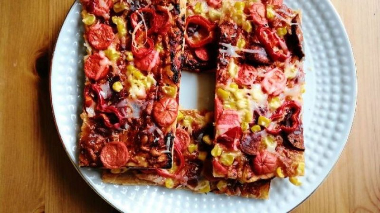 Çıtır çıtır milföy hamurundan pizza ile kahvaltılarınıza yeni bir lezzet katın!