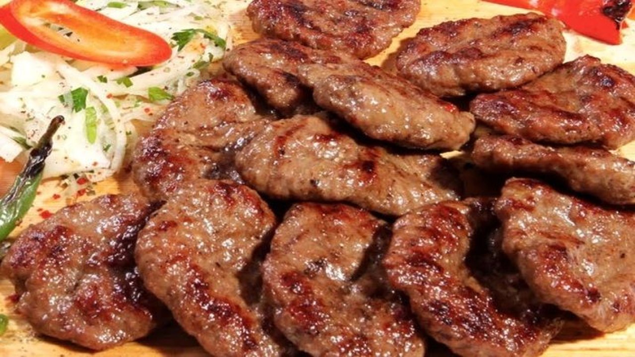 Köfteyi hep yanlış pişirmişiz! Kasap köfte yaparken işte bilmeniz gereken sır!