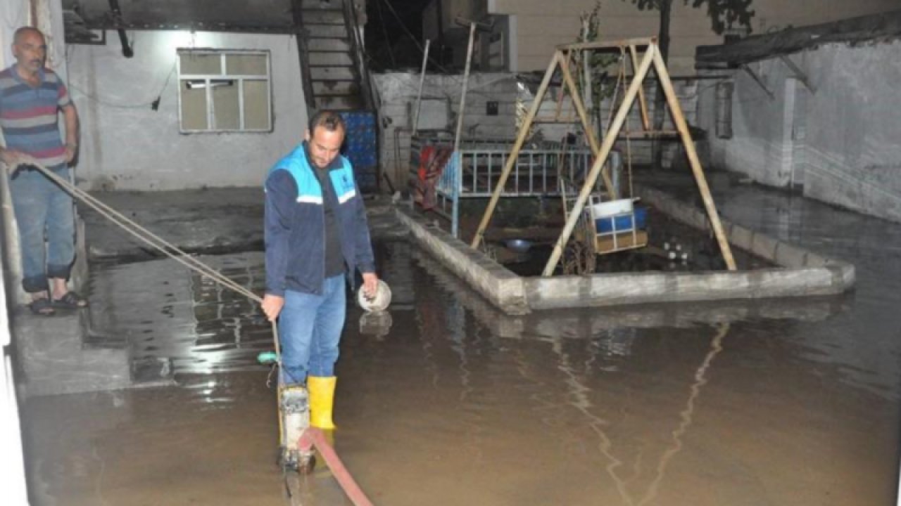 Gaziantep'e komşu il Şanlıurfa’nın Ceylanpınar ilçesinde dolu hayatı felç etti: Eve yıldırım düştü, çatı çöktü, ağaçlar devrildi... İŞTE O ANLAR