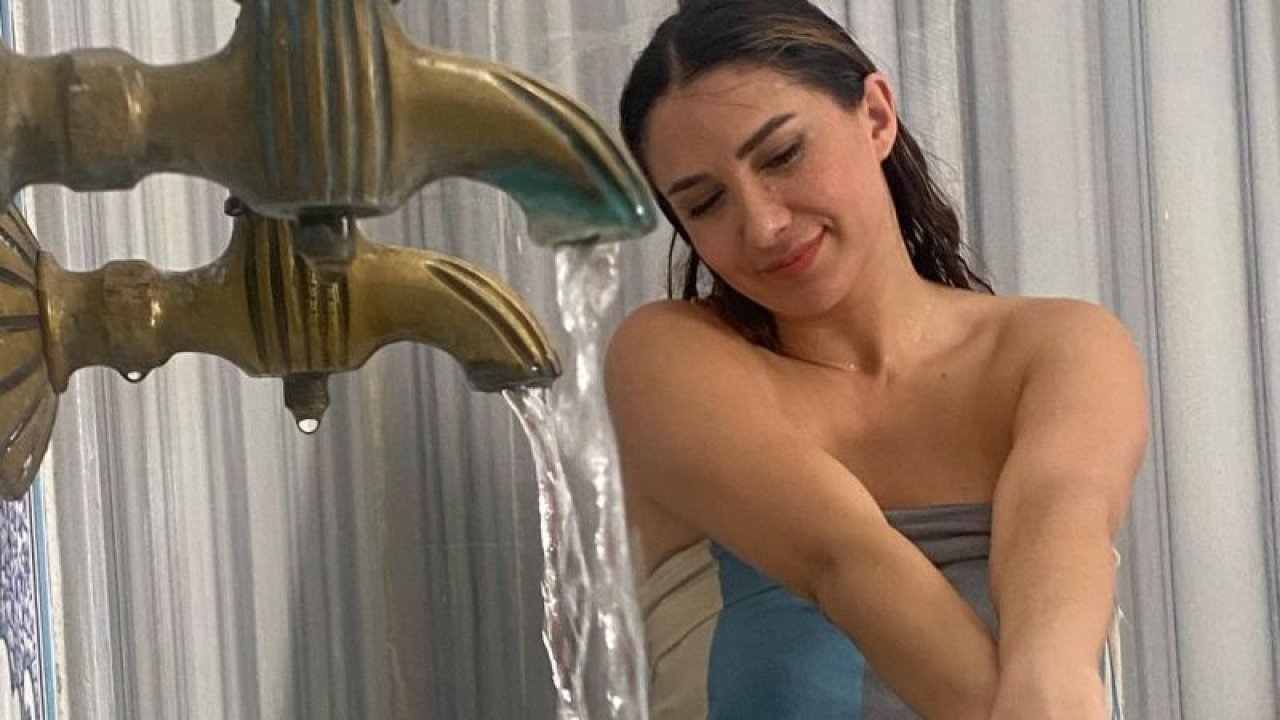 Nilay Dorsa Konya’da açtıkça açtı! Dekoltenin kuralları alt üst oldu… Hem önden hem arkadan dekolte verince dans ederken…