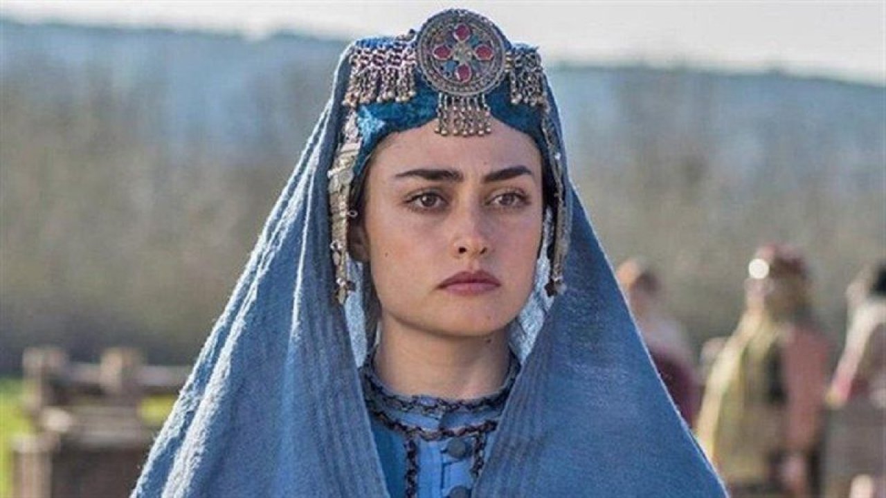 Diriliş Ertuğrul'un Halime'si, süper minisiyle caddeler boy gösterdi: Esra Bilgiç'in cesur pozları yürek hoplattı