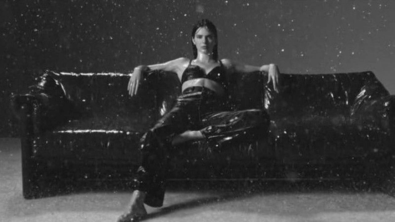 Kendall Jenner iç çamaşırı reklamında oynadı, sosyal medya yıkıldı! Muhteşem fiziğiyle verdiği pozlar yürek hoplattı