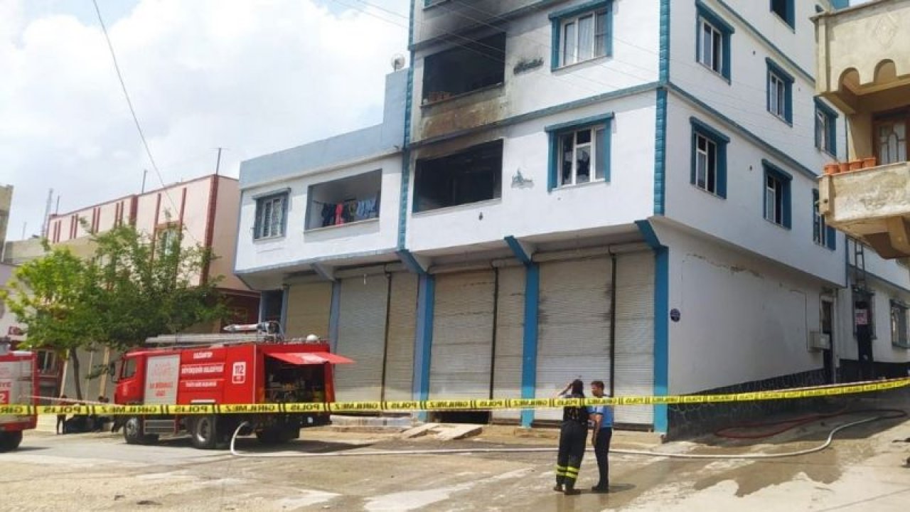 İşte Detaylar...Gaziantep'te 3 katlı bir evde yangın çıktı.Yangında dumandan etkilenen 14 kişi hastaneye kaldırıldı